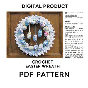 Puede incluir: Un patrón PDF de corona de Pascua de ganchillo. La corona mide aproximadamente 35,5 cm de diámetro y presenta un diseño de encaje blanco con coloridos huevos de Pascua de ganchillo. El texto "DIGITAL PRODUCT" y "CROCHET EASTER WREATH PDF PATTERN" son visibles.