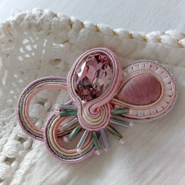 Broche Cherry Flower brodée en soutache