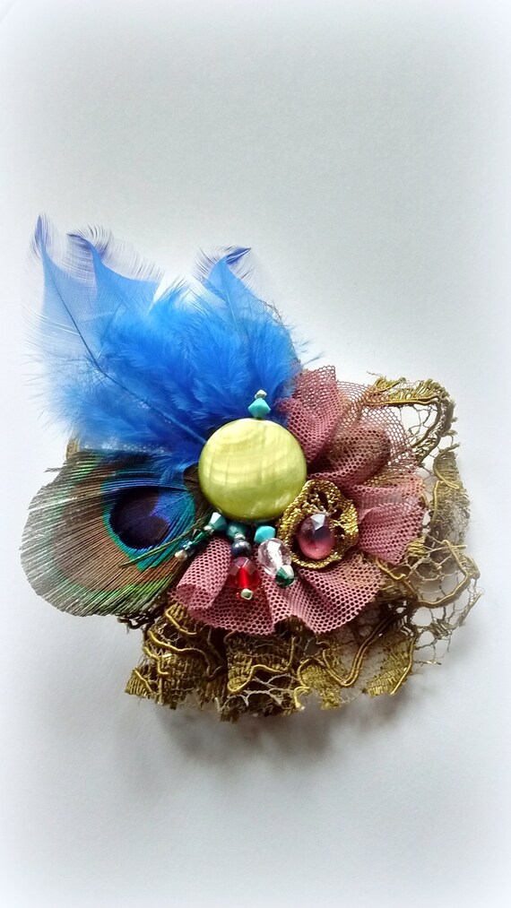 Broche artisanale plumes de paon – Dentelle de Calais, Cristal Swarovski, perles brodées – Bijou couture bohème chic – Pièce unique