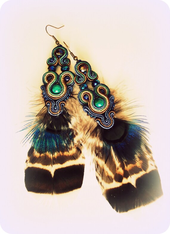 Boucles d'oreilles soutache longues avec plumes – malachite naturelle – boucles bohème chic – statement earrings artisanales – bijoux fait m