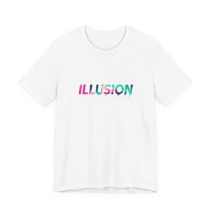 Könnte beinhalten: Weißes T-Shirt mit dem Wort "ILLUSION" in einem farbenfrohen, tropfenden Schriftzug auf der Brust. Das Wort ist in Rosa-, Blau- und Grüntönen gehalten, mit einem Tropfeffekt am unteren Rand der Buchstaben.
