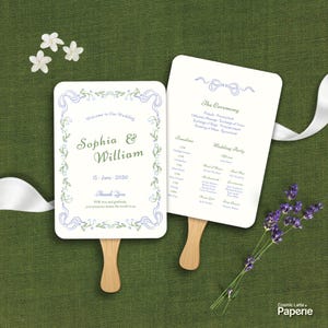Puede incluir: Dos abanicos de boda blancos con mangos de madera, con elegantes diseños florales azules y verdes. Uno muestra los nombres "Sophia & William" y la fecha "15 de junio de 2030". El otro detalla la ceremonia. También hay una ramita de lavanda y una cinta blanca.