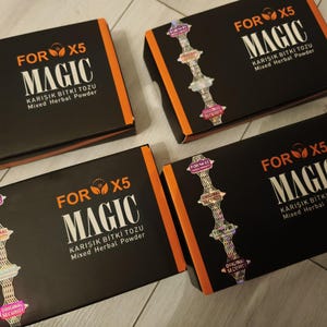 Może przedstawiać: Cztery czarne pudełka z pomarańczowymi obramowaniami i napisem "FOR X5 MAGIC KARIŞIK BITKI TOZU Mixed Herbal Powder". Każde pudełko ma holograficzną naklejkę z napisem "ORIGINAL SECURITY".