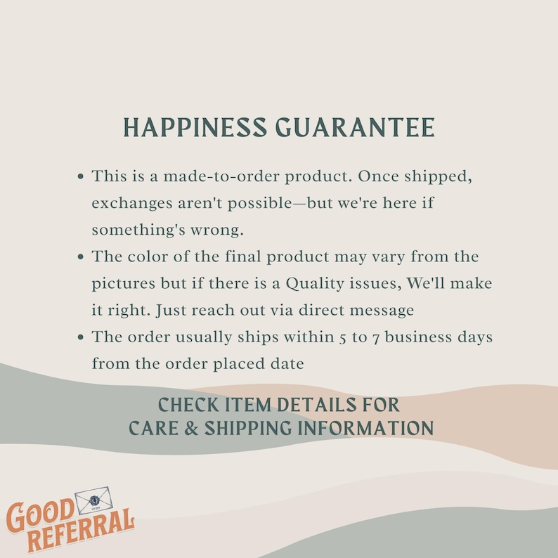 Może przedstawiać: Kremowa grafika z tekstem &bdquo;HAPPINESS GUARANTEE&rdquo; i punktami wypunktowania szczeg&oacute;łowo opisującymi charakter produktu na zam&oacute;wienie, wariacje kolorystyczne i czas wysyłki. Obraz zawiera r&oacute;wnież tekst &bdquo;CHECK ITEM DETAILS FOR CARE & SHIPPING INFORMATION&rdquo;.