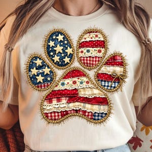 Puede incluir: Una taza de cerámica blanca con un asa negra y el texto "But First, Coffee" en negrita negra. La taza se encuentra sobre un fondo neutro, resaltando su diseño simple.