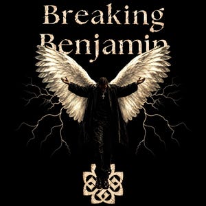 Może przedstawiać: Czarny t-shirt z napisem Breaking Benjamin wykonanym przetartą czcionką. Grafika przedstawia postać z dużymi, rozpostartymi białymi skrzydłami, naszyjnikiem z krzyżem i ciemnym płaszczem, na tle białych błyskawic oraz symbolu węzła.