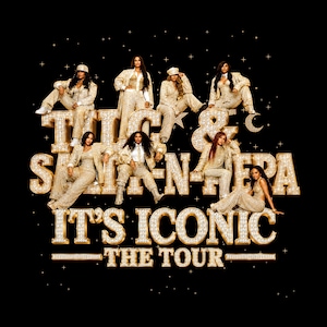 Op de afbeelding: Een grafisch ontwerp op een zwarte achtergrond met zeven personen in bijpassende gouden paillettenoutfits, zittend op grote, glinsterende gouden letters die TLC & SALT-N-PEPA IT'S ICONIC THE TOUR vormen, omringd door kleine witte sterren.