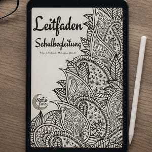 以下が含まれることがあります： 「Leitfaden Schulbegleitung」のテキストが入った、白黒のペイズリー柄のデジタルタブレット。白いスタイラスと黒いメガネが木製の表面に置かれています。タブレットには「Nattä Livia」のロゴも表示されています。