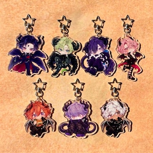 Könnte beinhalten: Sieben Acryl-Anhänger mit Chibi-Anime-Figuren, die Hörner und Flügel tragen und an einem silbernen sternförmigen Verschluss befestigt sind. Die Figuren haben unterschiedliche Haarfarben, darunter Dunkelblau, Hellgrün, Violett, Rosa, Orange, Lavendel und Weiß.