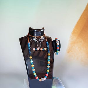 Königliches Schmuckset: Handgefertigte Glasperlen und Kristalle. Einzigartiges Funkeln für ein anspruchsvolles Design. Brillante Handwerkskunst von Atelier Nature Claudia.