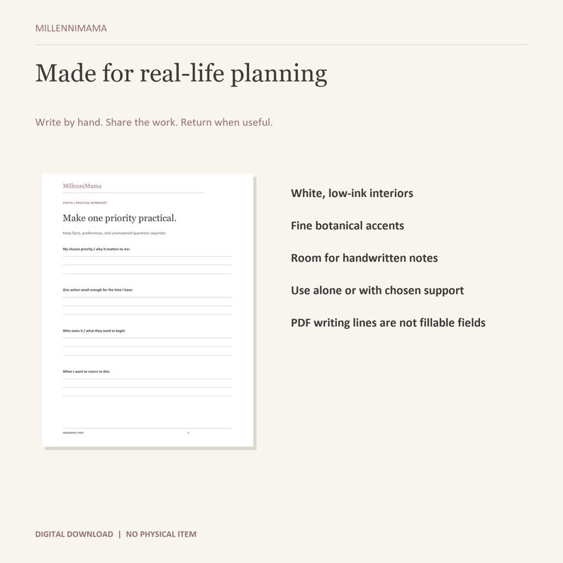 以下が含まれることがあります： Millennimamaと題されたデジタル計画ワークシート。Made for real-life planningというテキストが記載されています。白い低インクのインテリア、繊細な植物のアクセント、手書きメモ用の罫線が特徴のPDFダウンロード形式の文書です。