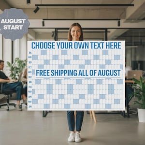 Può includere: Un grande calendario da parete rettangolare con una griglia che elenca i mesi da luglio a giugno sul lato sinistro. Il testo CHOOSE YOUR OWN TEXT HERE è stampato in alto e FREE SHIPPING ALL OF AUGUST al centro. Un badge grigio riporta la scritta AUGUST START.