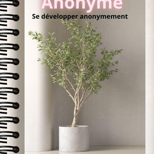 Könnte beinhalten: Ein Spiralnotizbuch mit den Worten "Marketing Anonyme" und "Se développer anonymement" in rosa und schwarzem Text. Ein kleiner Topfbaum mit grünen Blättern und einem hellen Stamm steht vor einem neutralen Hintergrund.