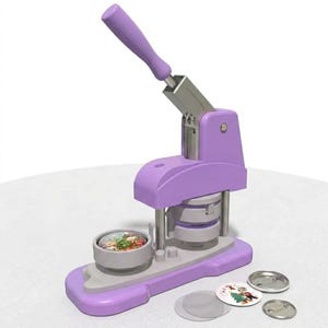 Può includere: Una macchina per badge color lavanda con maniglia verticale, meccanismo di pressione in metallo e base circolare. Sono inclusi due retro di badge in metallo, un disco di pellicola plastica trasparente e un inserto in carta con un albero.