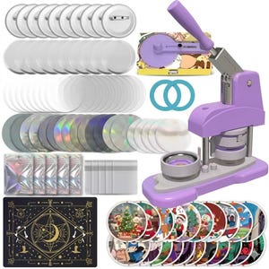 Op de afbeelding: Een paarse knopenmaker met een hendel, omringd door knoopcomponenten, waaronder blanco cirkels, pinbacks en holografische zakjes. Ook inbegrepen zijn voorgedrukte knoopontwerpen met kerstthema's en een zwarte mat met een gouden hemels ontwerp.