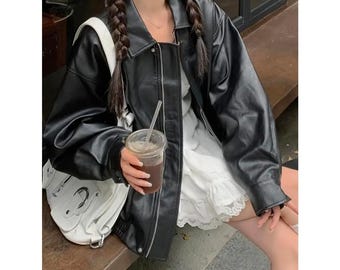 Übergroße Vintage Kunstleder Bikerjacke | Retro Collage Halsband