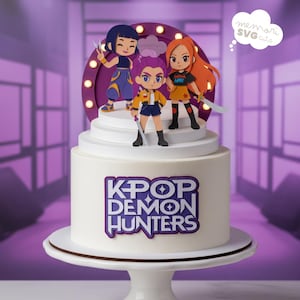 Peut inclure: Un gâteau blanc avec le logo K-Pop Demon Hunters, surmonté de trois figurines de dessins animés et d'une scène violette. Le gâteau repose sur un piédestal blanc. Le texte sur l'image dit "CAKE TOPPER Layered digital file".