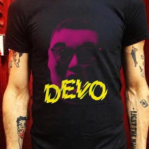 DEVO Booji Boy-skjorta | 100 % bomull New Wave Band-tröja med magentafärgad grafik