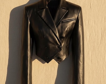 Blazer corto elegante de piel sintética para mujer, chaqueta corta de piel vegana, ropa de oficina minimalista de lujo, abrigo corto de piel chic de estilo urbano.