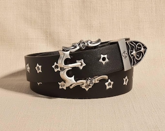 Cinturón unisex de piel desgastada Y2K: estilo punk vaquero retro con ojales metálicos y hebilla de estrella plateada. Accesorio urbano de estética grunge.