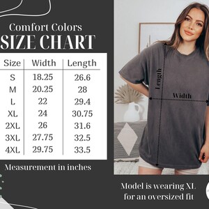 Op de afbeelding: Maattabel voor een T-shirt met afmetingen in inches. De tabel toont de breedte en lengte van het T-shirt in de maten S, M, L, XL, 2XL, 3XL en 4XL. Een model draagt een T-shirt in maat XL voor een oversized pasvorm.