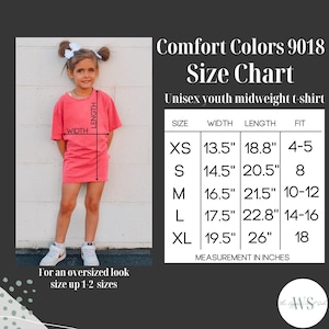 Puede incluir: Una joven con una camiseta color coral, con una tabla de tallas para una camiseta unisex juvenil de peso medio. La tabla muestra medidas en pulgadas para las tallas XS a XL, con dimensiones de ancho y largo. El texto aconseja subir una talla para un look oversize.
