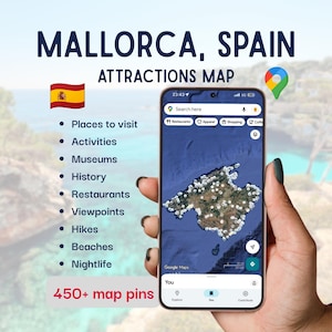Puede incluir: Un smartphone muestra un mapa de Mallorca, España, con marcadores de ubicación. La imagen incluye el texto "Mallorca, Spain Attractions Map", una bandera española y una lista de atracciones. La frase "450+ map pins" también es visible.