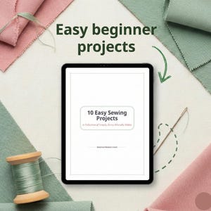 Könnte beinhalten: Ein digitales Tablet zeigt ein Buchcover mit dem Titel "10 Easy Sewing Projects". Das Bild ist von Stoffresten in Rosa und Grün, einer Spule grünen Fadens und einer Nadel umgeben. Die Worte "Easy beginner projects" stehen oben.
