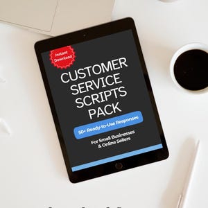 Op de afbeelding: Een zwarte tablet toont "CUSTOMER SERVICE SCRIPTS PACK" met "50+ Ready-to-Use Responses" en "For Small Businesses & Online Sellers". Een rode "Instant Download" sticker is zichtbaar. Een laptop, koffiekopje, pen en decoratief item zijn ook zichtbaar.