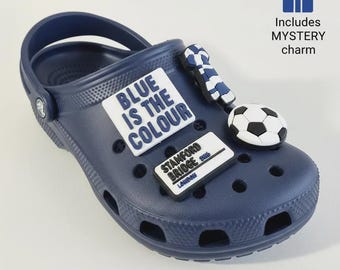 Ciondoli a forma di scarpe da calcio ispirati al blu di Londra / Spille a forma di zoccolo da calcio / Regali per tifosi sportivi del Regno Unito