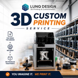 Op de afbeelding: Een 3D-printer staat op een houten tafel, omringd door diverse witte en zwarte kunststof onderdelen en filamentrollen. De tekst luidt: LUNQ DESIGN 3D PRINTING & CUSTOMIZATION, 3D CUSTOM PRINTING SERVICE, YOU SEND THE DESIGN, WE PRINT IT, WE PRODUCE YOUR PARTS, YOU IMAGINE IT. WE PRINT IT.