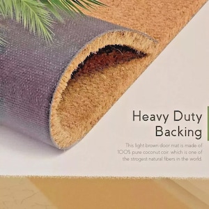 Pu&ograve; includere: Un zerbino marrone chiaro con un supporto resistente. Il tappeto &egrave; realizzato in fibra di cocco pura al 100%, una fibra naturale resistente. Il testo "Heavy Duty Backing" &egrave; visibile sul lato destro dell'immagine.