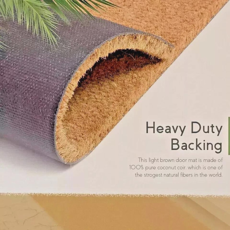 Pu&ograve; includere: Un zerbino marrone chiaro con un supporto resistente. Il tappeto &egrave; realizzato in fibra di cocco pura al 100%, una fibra naturale resistente. Il testo "Heavy Duty Backing" &egrave; visibile sul lato destro dell'immagine.