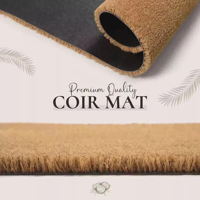Pu&ograve; includere: Un tappeto in fibra di cocco arrotolato con la scritta "Premium Quality COIR MAT". Il tappeto &egrave; marrone chiaro con un retro grigio scuro. Le fibre di cocco sono visibili e creano una superficie strutturata.