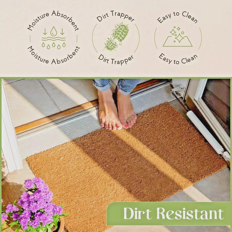 Pu&ograve; includere: Un zerbino rettangolare marrone con la scritta "Dirt Resistant" &egrave; posto davanti a una porta. Il tappeto &egrave; realizzato in un materiale strutturato e presenta icone che indicano che &egrave; assorbente, trattiene lo sporco e facile da pulire.
