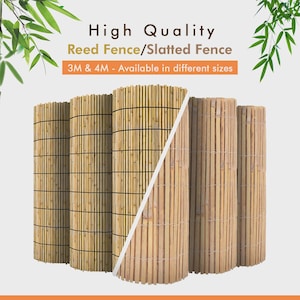 Könnte beinhalten: Mehrere Rollen aus Schilfzaun in natürlicher, hellbrauner Farbe. Der Text "High Quality Reed Fence/Slatted Fence" ist sichtbar, mit Größenoptionen von 3M und 4M. Die Rollen sind mit schwarzem und weißem Garn gebunden.