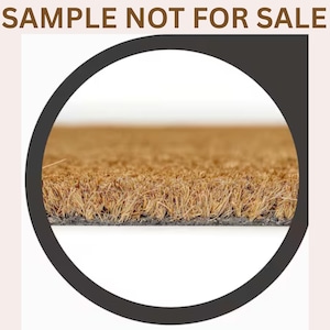Pu&ograve; includere: Primo piano di uno zerbino realizzato con fibre di cocco marroni naturali. Lo zerbino &egrave; incorniciato da un cerchio nero, con il testo "SAMPLE NOT FOR SALE" in alto. Le fibre di cocco hanno un aspetto ruvido e strutturato.
