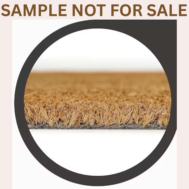 Pu&ograve; includere: Primo piano di uno zerbino realizzato con fibre di cocco marroni naturali. Lo zerbino &egrave; incorniciato da un cerchio nero, con il testo "SAMPLE NOT FOR SALE" in alto. Le fibre di cocco hanno un aspetto ruvido e strutturato.