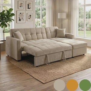 Puede incluir: Sofá seccional beige con cama extraíble. El sofá tiene un diseño acolchado y una chaise longue. Se encuentra sobre una alfombra tejida marrón, con una planta verde y arte enmarcado en el fondo.