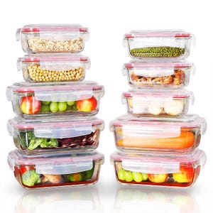 Könnte beinhalten: Ein Set aus transparenten Glas-Lebensmittelbehältern mit rot-weißen Verschlussdeckeln. Die Behälter sind mit verschiedenen Lebensmitteln gefüllt, darunter Getreide, Obst und Gemüse. Auf weißem Hintergrund gestapelt.