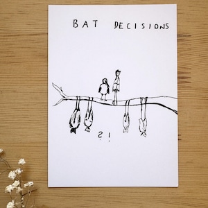 Könnte beinhalten: Eine weiße Karte mit dem Text "BAT DECISIONS" und einer Zeichnung von Fledermäusen, die kopfüber an einem Ast hängen. Zwei Figuren stehen auf dem Ast, darunter ein Fragezeichen und ein Ausrufezeichen.