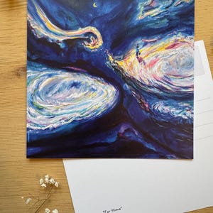 Könnte beinhalten: Eine weiße Keramik-Tasse mit schwarzem Henkel und dem Text "But First, Coffee" in fetter, schwarzer Schrift. Die Tasse ist mit einer dunklen Flüssigkeit gefüllt, wahrscheinlich Kaffee, und steht auf einer hellen Oberfläche.