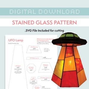 Puede incluir: Una taza de cerámica blanca con asa negra y el texto "But First, Coffee" en negrita negra. La taza se encuentra sobre un fondo borroso, sugiriendo un ambiente acogedor.