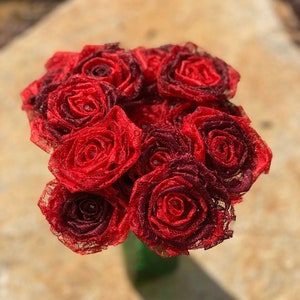 Rosas de renda vermelha Ombré com hastes, buquê de flores de renda, flores de renda, rosas de renda, presente de 13º aniversário de casamento, presente de renda para ela, décimo terceiro