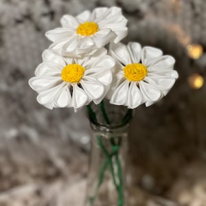 Witte katoenen madeliefjes met steel, madeliefjeboeket, katoenbloem, stoffen madeliefje, 2e huwelijksverjaardag, katoenen jubileum, cadeau voor haar, tweede afbeelding 1