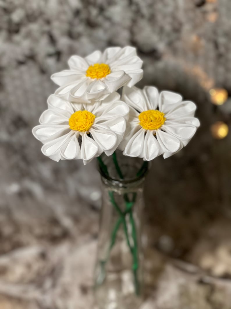 Witte katoenen madeliefjes met steel, madeliefjeboeket, katoenbloem, stoffen madeliefje, 2e huwelijksverjaardag, katoenen jubileum, cadeau voor haar, tweede afbeelding 1