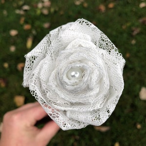 Weißer Spitzenrosen mit Stielen, Spitzenblumenstrauß, Spitzenblumen, Spitzenrosen, Geschenk zum 13.Hochzeitstag, Spitzengeschenk für sie, Dreizehnter