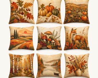 Op de afbeelding: Een set van negen vierkante sierkussens met herfstthema-illustraties, waaronder eikenbladeren met eikels, pompoenen, een pompoenveld, een zonsonderganglandschap, paddenstoelen, een vos, een berkenbos, een mistig meer met een boot en een bloemenvaas.