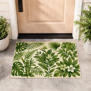 Peut inclure: Un paillasson rectangulaire avec un motif de feuillage tropical vert luxuriant. Le tapis présente diverses feuilles, dont des monstera, des fougères et des palmes, avec des fleurs blanches sur un fond crème. Le tapis est placé devant une porte en bois.