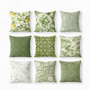 Può includere: Nove cuscini quadrati con vari disegni botanici. I cuscini presentano motivi di limoni, foglie e composizioni floreali in tonalità di verde e bianco. I cuscini sono disposti in una griglia di tre per tre.